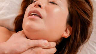 息子の性処理に堕ちていくぽっちゃり爆乳おっぱいの母親。息子に頭を押させられ強引にイラマ口内射精 【折原ゆかり】